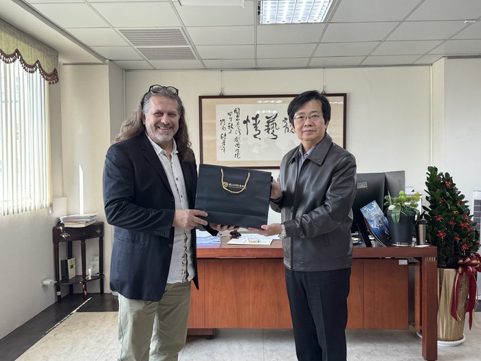 捷克Letní Letná當代馬戲與劇場國際藝術節製創辦人暨總監Jiří Turek與國立臺灣戲曲學院校長李揚合影