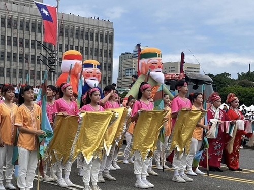 演出人員與三尊Q版伯公蓄勢待發賀國慶。（圖／國立台灣戲曲學院提供）