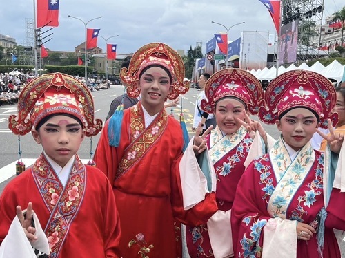 喜神現身賀國慶，喜氣洋洋！（圖／國立台灣戲曲學院提供）