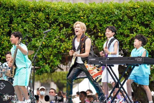 金曲客家歌手羅文裕率國內最年輕的搖滾樂團JHALL在國慶大會演出。