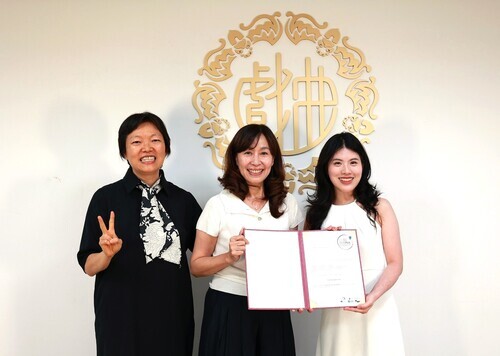 1-凌華教育基金會董事長倪寒芬及德國公益協會文化結主席陳黎黎,代表德國校方頒獎給表現出色的戲曲音樂系學生陳芃名