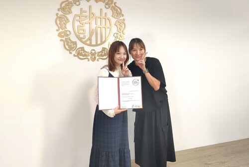 2-京劇系的林玉炘同學和她的主修老師游瑋玲合影,游瑋玲認為林玉炘的表演能量強,極具天賦