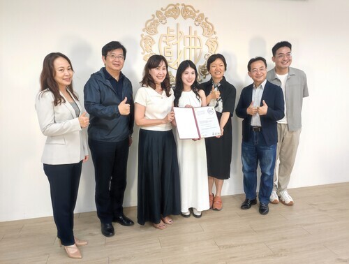 3-儀式與會貴賓和德國獎學金得主陳芃名一起合影