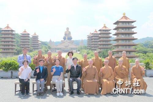 簽約儀式完成後進行合影留念。（中評社　蔣繼平攝）
