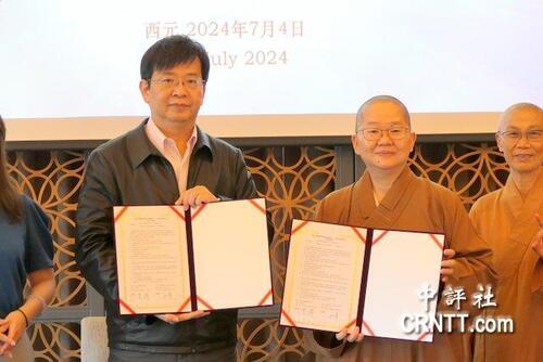 佛光山佛陀紀念館與台灣戲曲學院4日簽署合作備忘錄，佛陀紀念館館長如常法師（右）、台灣戲曲學院校長李揚分別代表簽約。（中評社　蔣繼平攝）