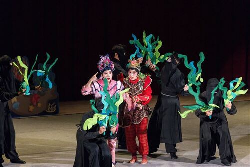《尾大不掉的海馬捲捲》劇中「海馬捲捲」與「直直」躲藏在水草中。(臺灣戲曲學院提供)