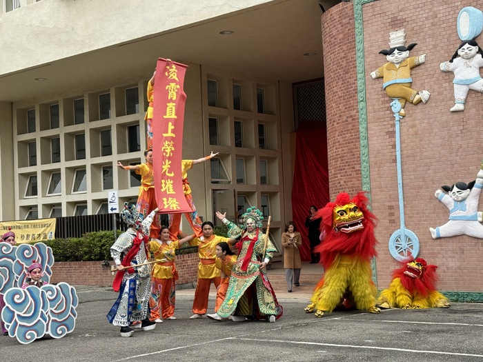 國立臺灣戲曲學院復興京劇團及臺灣特技團《翔龍瑞獅獻鴻圖》表演