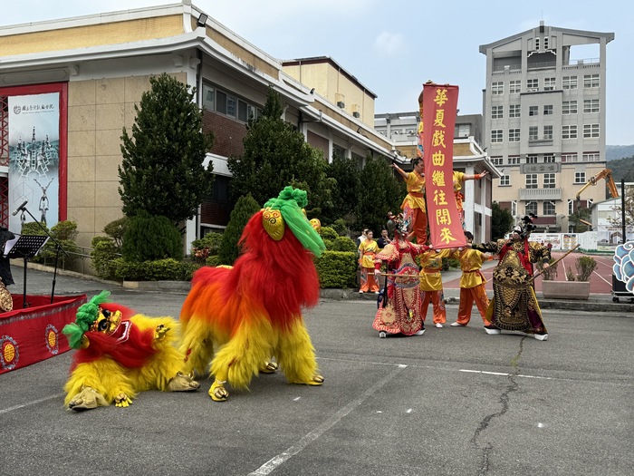 國立臺灣戲曲學院復興京劇團及臺灣特技團《翔龍瑞獅獻鴻圖》精湛演出