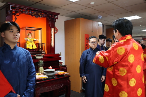 祖師爺淨身換袍前，李揚校長(右一)祭拜
