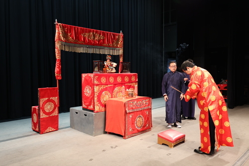 換袍後祖師爺及文武財神移駕安座，李揚校長主祭