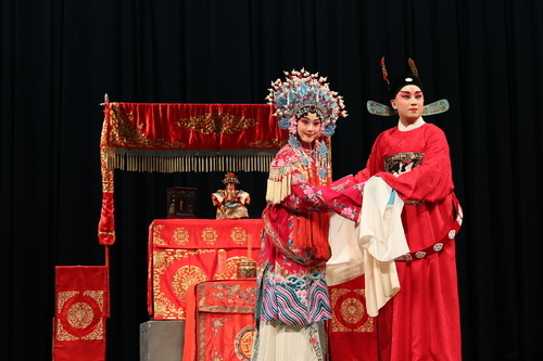 《金榜樂、大團圓》是標準的大喜劇，由王璽傑(右)飾柳春申迎娶廖亮慈(左)飾的王淑英