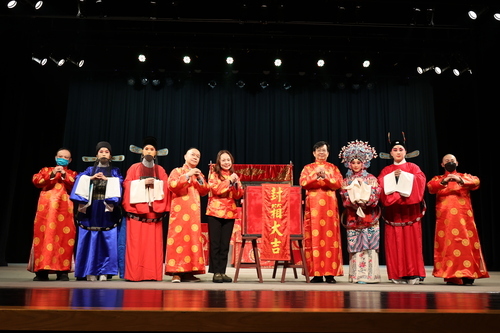 甲辰年封箱儀式後，李揚校長(右四)、敖國珠副校長(左五)及張德天團長(左四)等全體合照預賀新春