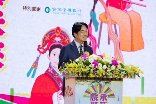 中華文化總會13日舉行2025年度藝文聯誼茶會，以「戲聚當代．承藝未來」為主軸，文總會長、總統賴清德（圖）也親自到場向文化工作者們致意。（文總提供）中央社記者王寶兒傳真