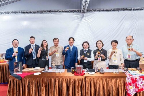 中華文化總會2025年度藝文聯誼茶會13日舉行，兼任聞總會長的總統賴清德（中）出席，在餐點區和與會來賓一同體驗客家冰酸柑茶。（文總提供）中央社記者王寶兒傳真　114年9月13日