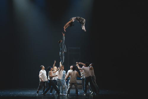 特技演員驚險刺激動作，展示多年精湛技藝，與流行樂結合，讓每一個動作充滿情感和故事。(臺灣戲曲學院提供)
