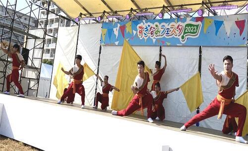 國立臺灣戲曲學院受邀參加東京都杉並嘉年華暨台灣市集演出，旗舞飛揚表演精彩。（圖／國立臺灣戲曲學院提供）