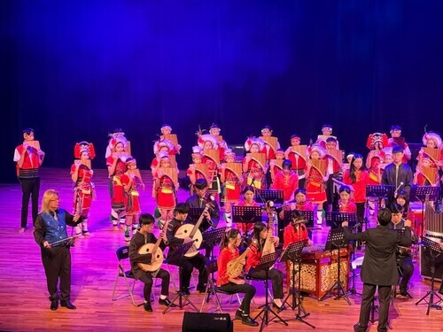 3.二胡名家溫金龍、花蓮縣青少年排笛團、戲曲學院戲曲音樂學系國樂團,共同演出由劉昱昀編曲「馬蘭阿美頌」。(國立臺灣戲曲學院提供)