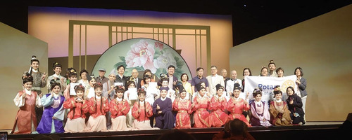 台北市客委員主委徐世勲、前陸委會主委張京育、國立臺灣戲曲學院李揚校長、敖國珠副校長與《婆媳風雲》演員合影。國立臺灣戲曲學院提供