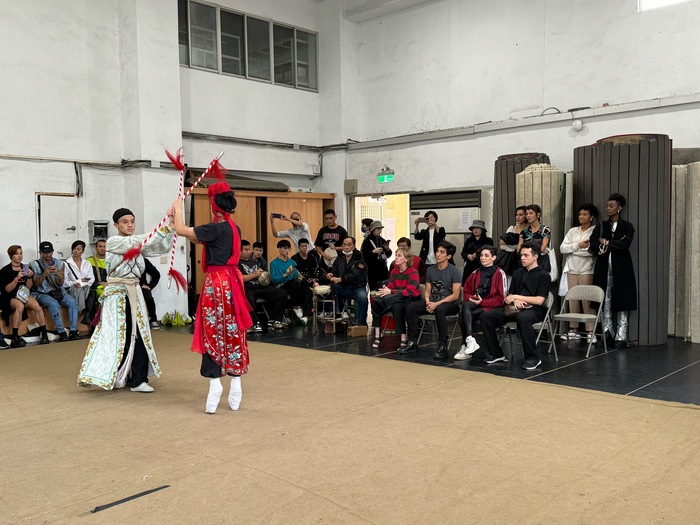 巴西寇克舞團觀賞京劇學系國中部學生《泗州城》劇目彩排表演3