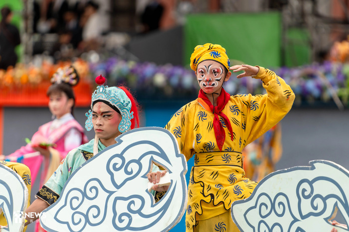 《祈求吉慶 歡喜台灣》，由國立臺灣戲曲學院、臺灣特技團、九天民俗技藝團帶來精彩表演。范修語攝