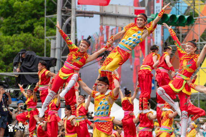 《祈求吉慶 歡喜台灣》，由國立臺灣戲曲學院、臺灣特技團、九天民俗技藝團帶來精彩表演。范修語攝