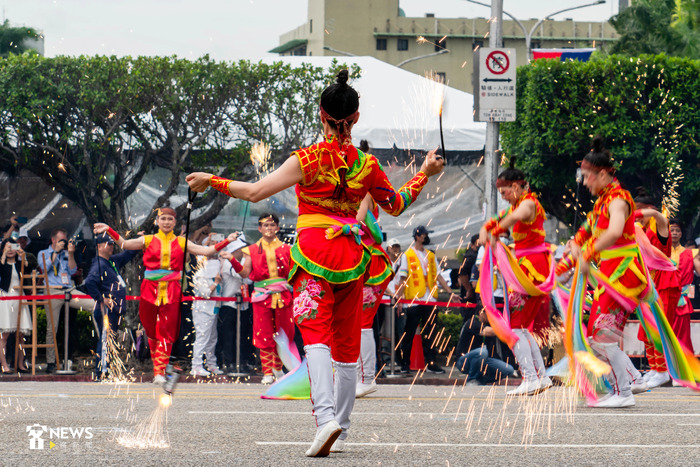 《祈求吉慶 歡喜台灣》，由國立臺灣戲曲學院、臺灣特技團、九天民俗技藝團帶來精彩表演。范修語攝