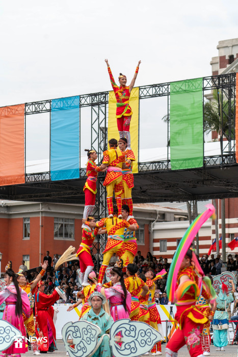 《祈求吉慶 歡喜台灣》，由國立臺灣戲曲學院、臺灣特技團、九天民俗技藝團帶來精彩表演。范修語攝