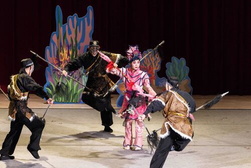 武旦演員呂家男飾演海馬捲捲大戰破壞海洋生態的壞人(照片國立臺灣戲曲學院提供)