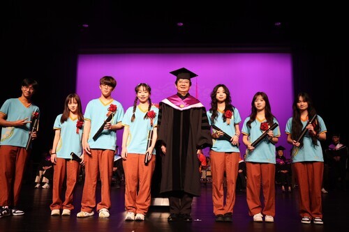 6.圖/國立臺灣戲曲學院李揚校長與高職部畢業生合照。(國立台灣劇曲學院提供)