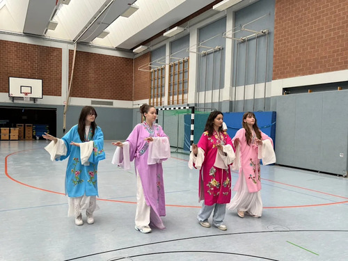 1.德國學生體驗京劇水袖表演藝術。(戲曲學院提供)