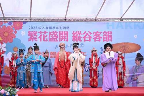 「2025花蓮縱谷客韻季系列活動-戲韻飄揚慶端午」活動於今日在花蓮縣客家文化園區熱鬧登場。(花蓮縣政府提供)
