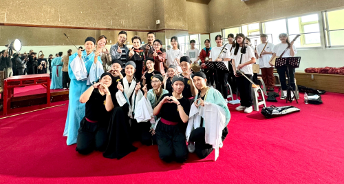 歌仔戲國寶楊麗花與國立臺灣戲曲學院老師江品儀、古翊汎、莊步超、石若妤及學生合影