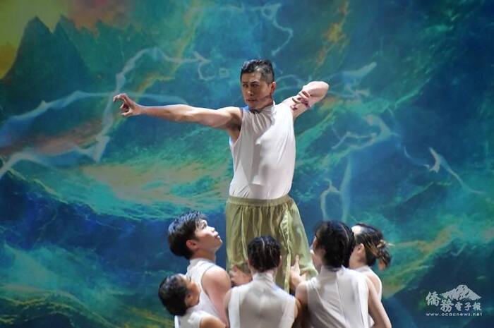 巡演主題《島嶼流光‧藝動臺灣》以東方上古文化「四象」——青龍、白虎、朱雀、玄武為核心意象。圖為演繹青龍代表的祥瑞與新生。