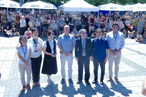 10.市長Klaus Krützen、駐德國代表處大使謝志偉、駐法蘭克福辦事處處長羅美舜、凌華教育基金會董事長倪寒芬、文化結協會會長陳黎黎及市議員等合影