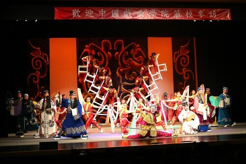 4-臺灣特技團及復興京劇團融合特技與京劇元素的獨特演出,展現表演藝術的新風貌