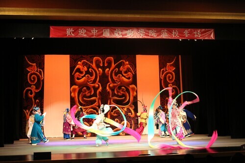 5-節目中京劇演員表演《天女散花》,以長的彩帶展現演員們功底深厚的演出技巧
