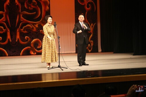 8-京劇名家演員于魁智、李勝素對唱演出一小段經典京劇劇目「四郎探母」,博得滿堂彩