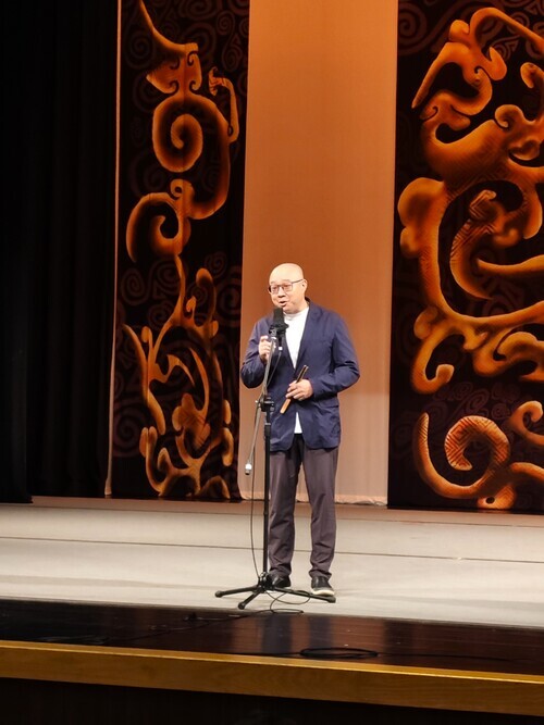 9-京劇名家演員舒桐,特別帶來一段隱藏版表演,《龍鳳呈祥》中的張飛〈聽琴〉,此唱段極少有機會在舞台上完整呈現,特別為本校師生示範演唱