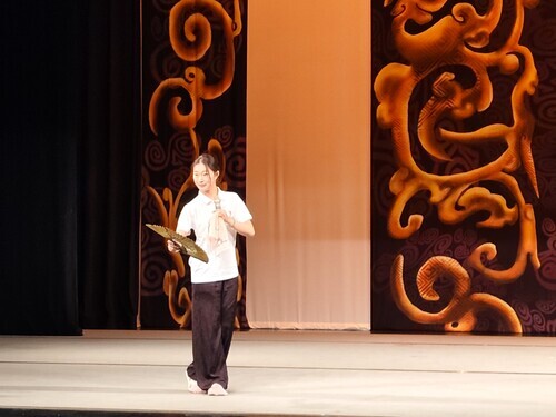 10-中國戲曲學院學生為大家表演花旦賣水中的「表花」