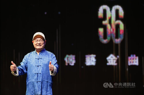 1.第36屆傳藝金曲獎將在台灣戲曲中心頒獎,「台灣民謠歌王」劉福助(圖)22日出席彩排,比讚留影。中央社記者裴禛攝 114年8月22日