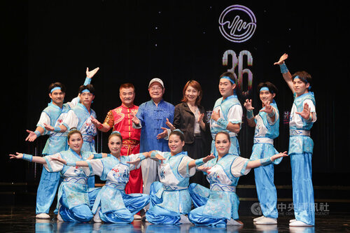 2.第36屆傳藝金曲獎即將頒獎,典禮總導演郎祖筠(後排右4)、「台灣民謠歌王」劉福助(後排左4)及台灣特技團等表演團體22日進行最後彩排,力求完美演出。中央社記者裴禛攝 114年8月22日