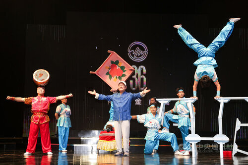 3.第36屆傳藝金曲獎將在台灣戲曲中心頒獎,今年以「代」為年度主題,象徵世代更迭與文化傳承,「台灣民謠歌王」劉福助(前中)及台灣特技團等表演團體22日下午進行彩排。中央社記者裴禛攝 114年8月22日