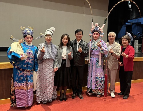京劇大師郭小莊蒞臨國立臺灣戲曲學院大師講座，與校長李揚、副校長敖國珠、曹復永老師、萬裕民老師、復興京劇團優秀演員廖亮慈、王璽傑合影留念