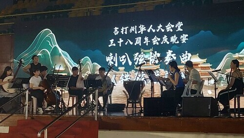 戲曲學院學生於吉打州華人大會堂會慶演奏《鐵弦戲韻》，由陳芃名同學(右三)主奏喇叭弦　國立臺灣戲曲學院。（圖／國立臺灣戲曲學院提供）