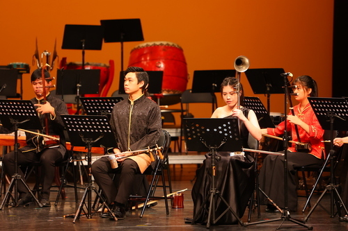 台灣戲曲學院今日舉行秋季公演，重現台灣獨有的喇叭弦，由大二學生陳芃名（右二）擔綱主奏。（圖由台灣戲曲學院提供）