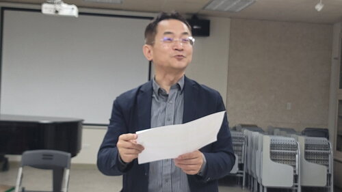國立臺灣戲曲學院戲曲音樂學系系主任陳鄭港宣布得獎名單。(歸鴻亭攝影)