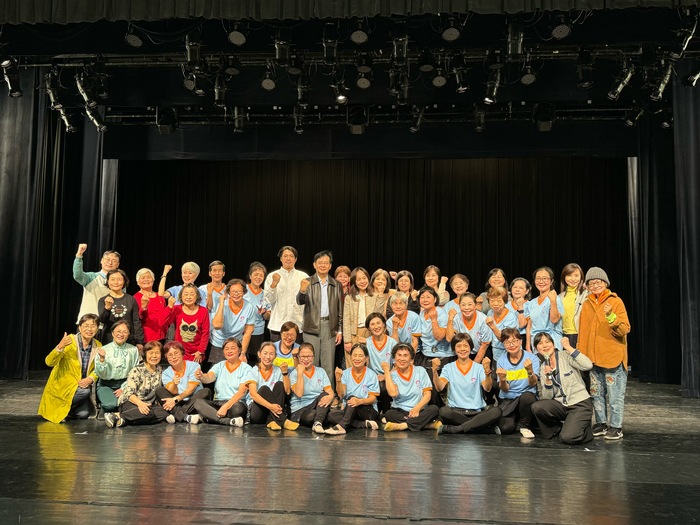 國立臺灣戲曲學院校長李揚、副校長敖國珠、教務長蘇秀婷、進修推廣組組長王慧琳組長、王盈凱老師及親友團為與樂齡大學學員鼓舞