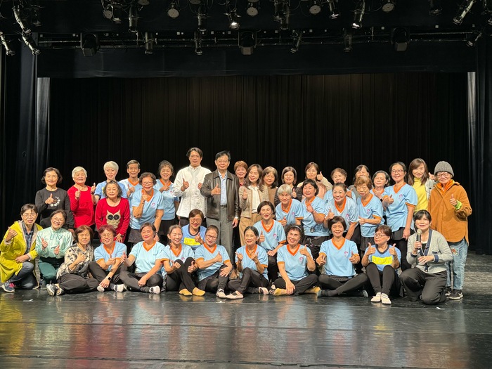 國立臺灣戲曲學院校長李揚、副校長敖國珠、教務長蘇秀婷、進修推廣組組長王慧琳組長、王盈凱老師與樂齡大學學員及親友團合影