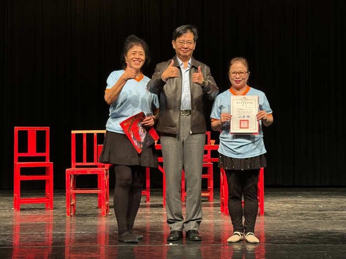 國立臺灣戲曲學院校長李揚頒發幹部講給樂齡大學學員