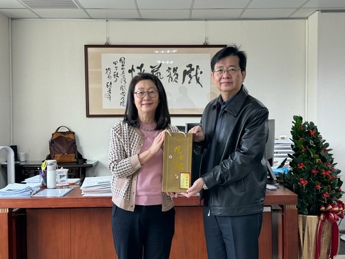 德明科大盧秋玲校長(左)與國立臺灣戲曲學院李揚校長合影